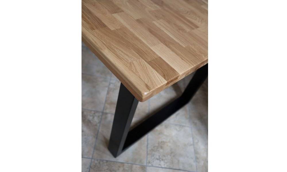 Tisch aus massiver Eiche mit U-f&ouml;rmigen Beinen (feste Gr&ouml;sse)