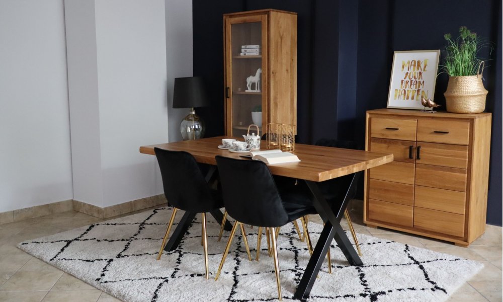 Tisch aus massiver Eiche mit X-f&ouml;rmigen Beinen (feste Gr&ouml;sse)