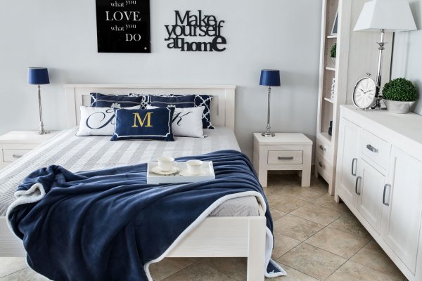 Bett aus massiver Fichte