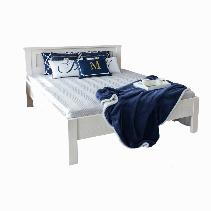 Bett aus massiver Fichte