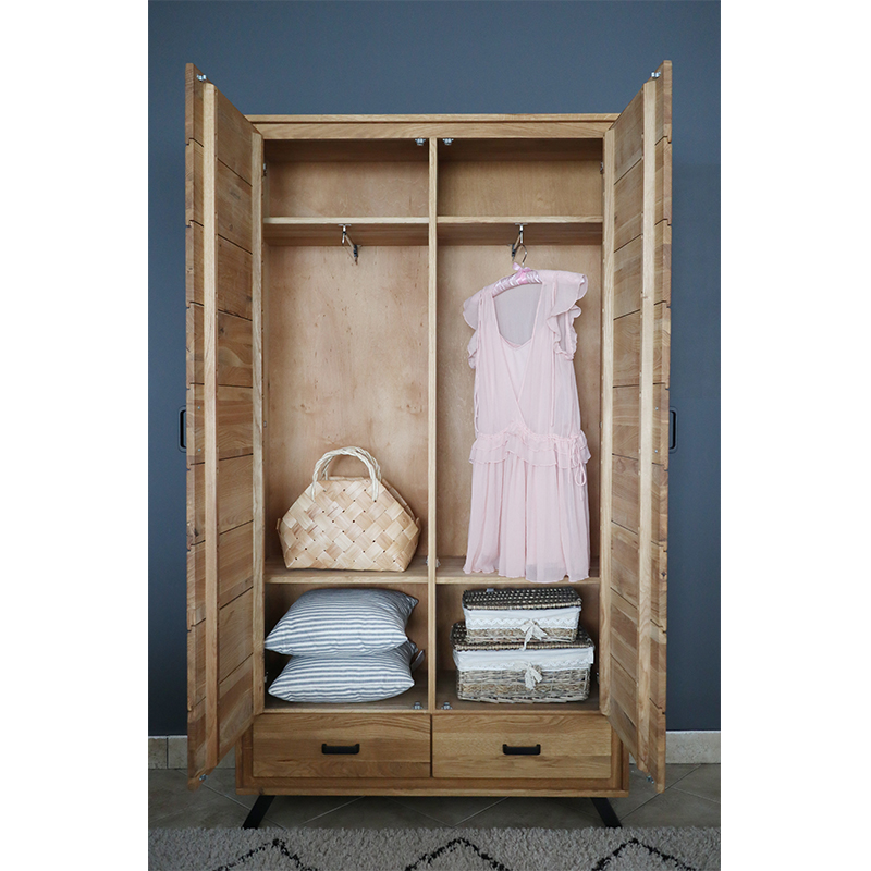 Kleiderschrank aus massiver Eiche