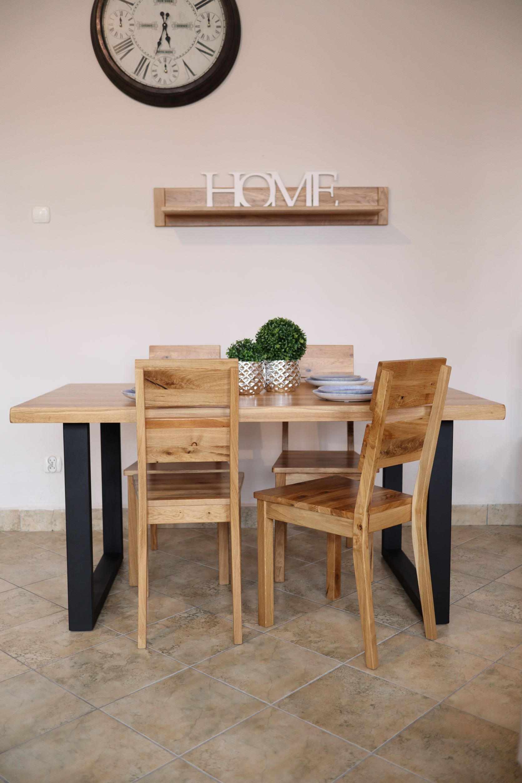 Tisch aus massiver Eiche mit U-f&ouml;rmigen Beinen (feste Gr&ouml;sse)