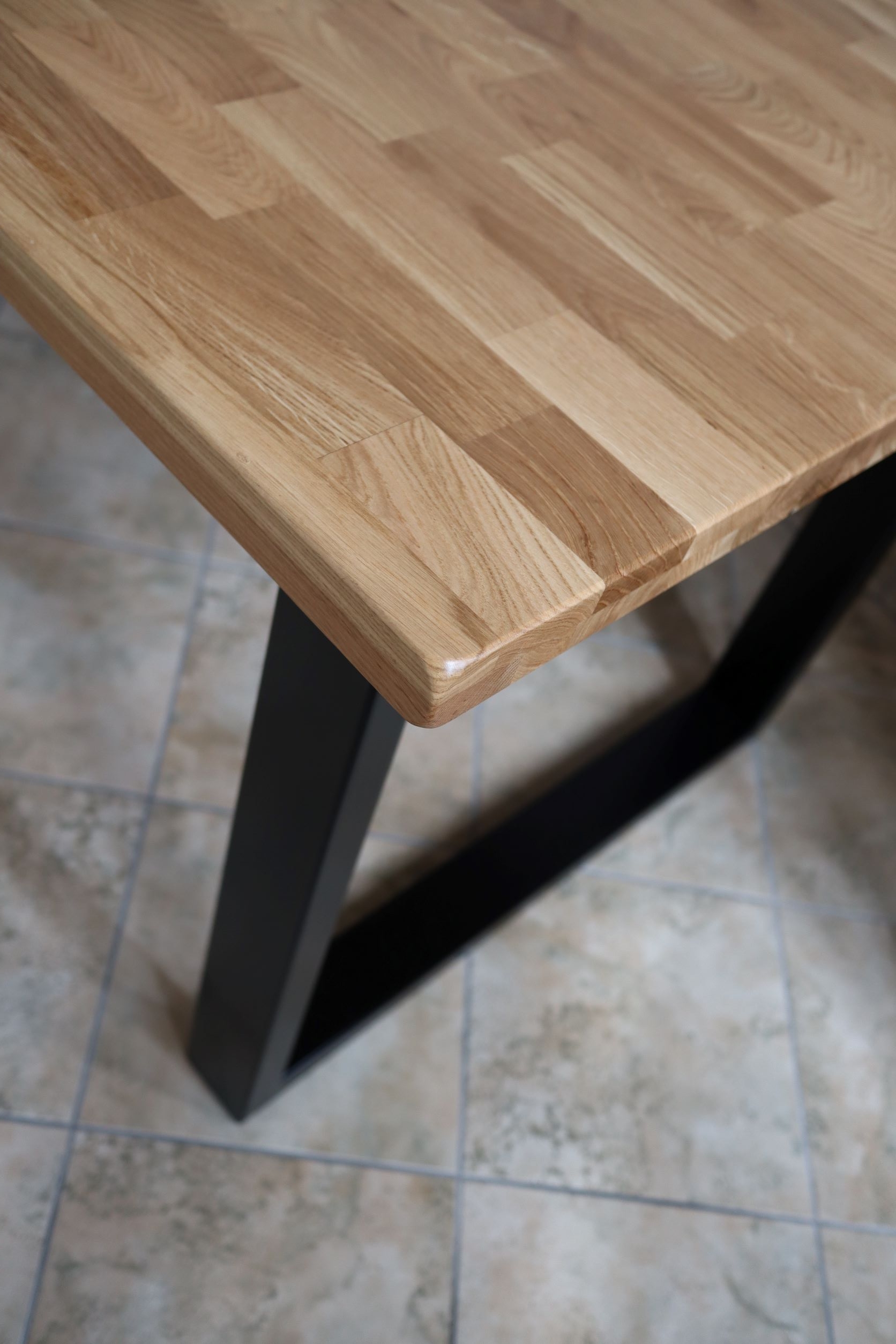 Tisch aus massiver Eiche mit U-f&ouml;rmigen Beinen (feste Gr&ouml;sse)