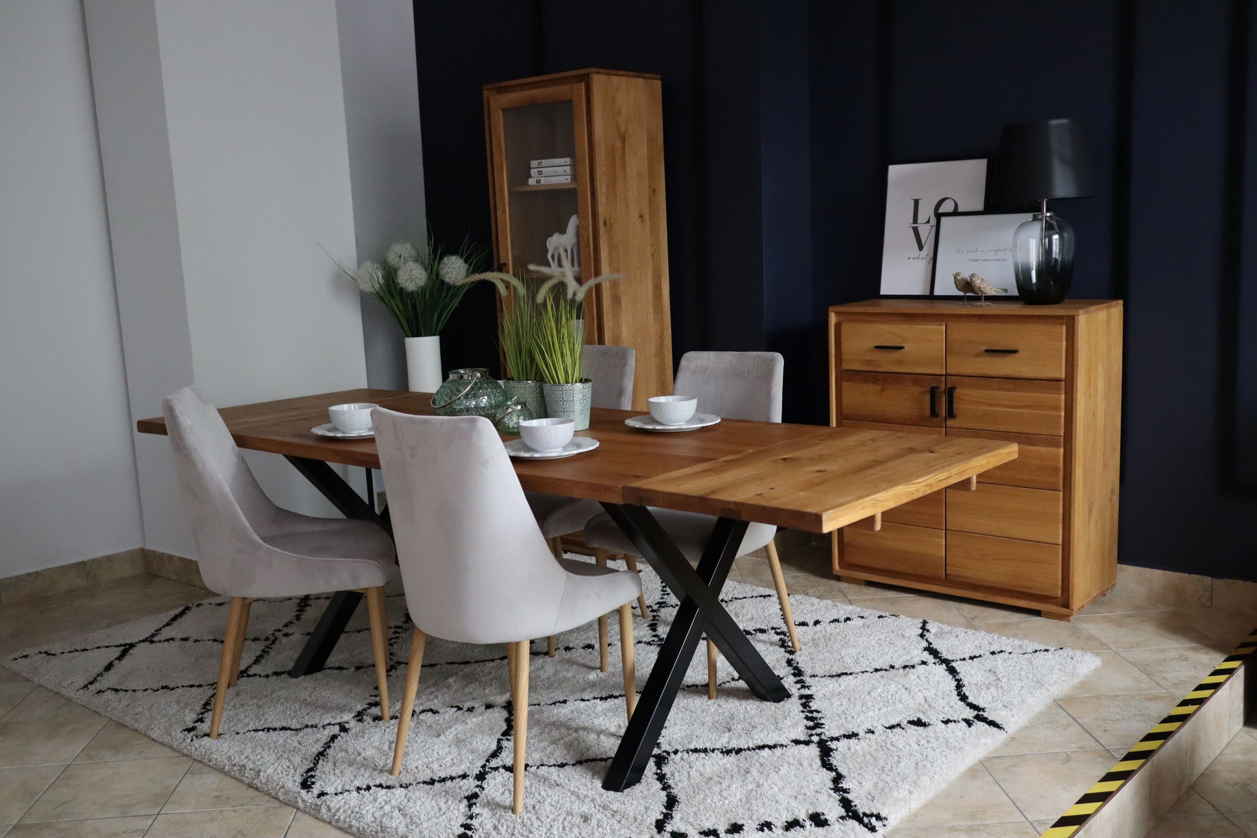 Tisch aus massiver Eiche mit X-förmigen Beinen (ausziehbar) 