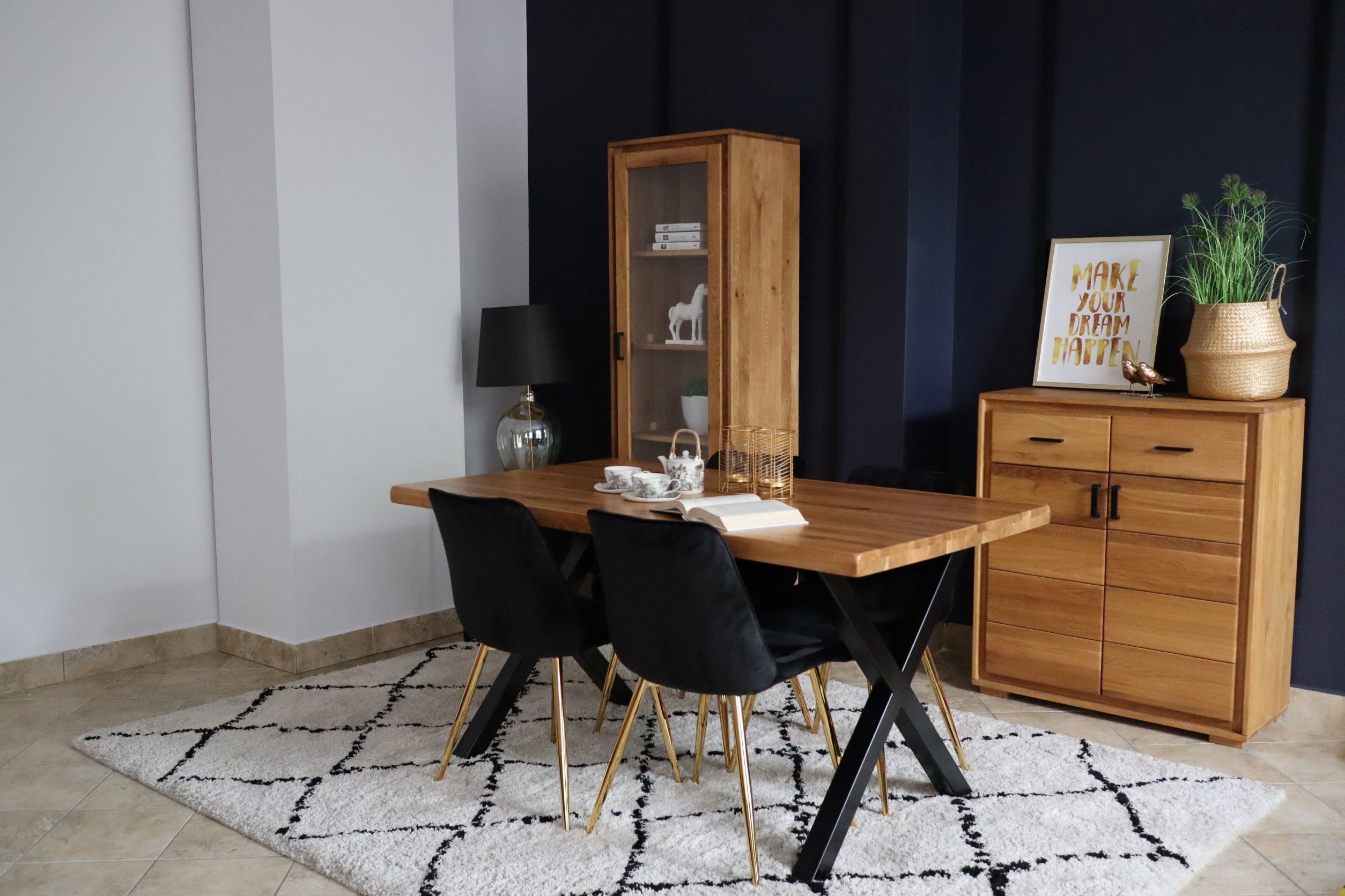 Tisch aus massiver Eiche mit X-f&ouml;rmigen Beinen (feste Gr&ouml;sse)