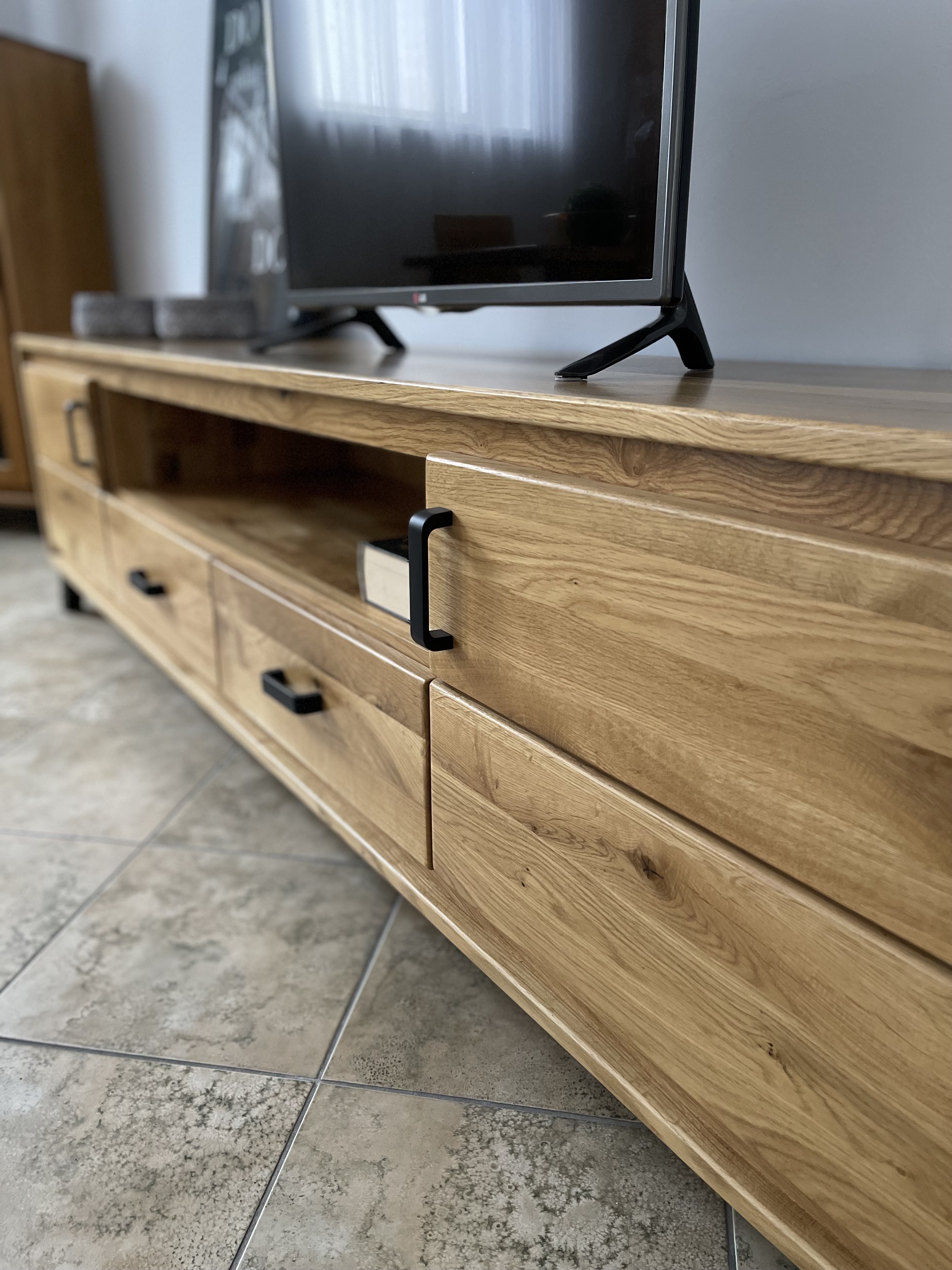 TV-M&ouml;bel aus Massivholz