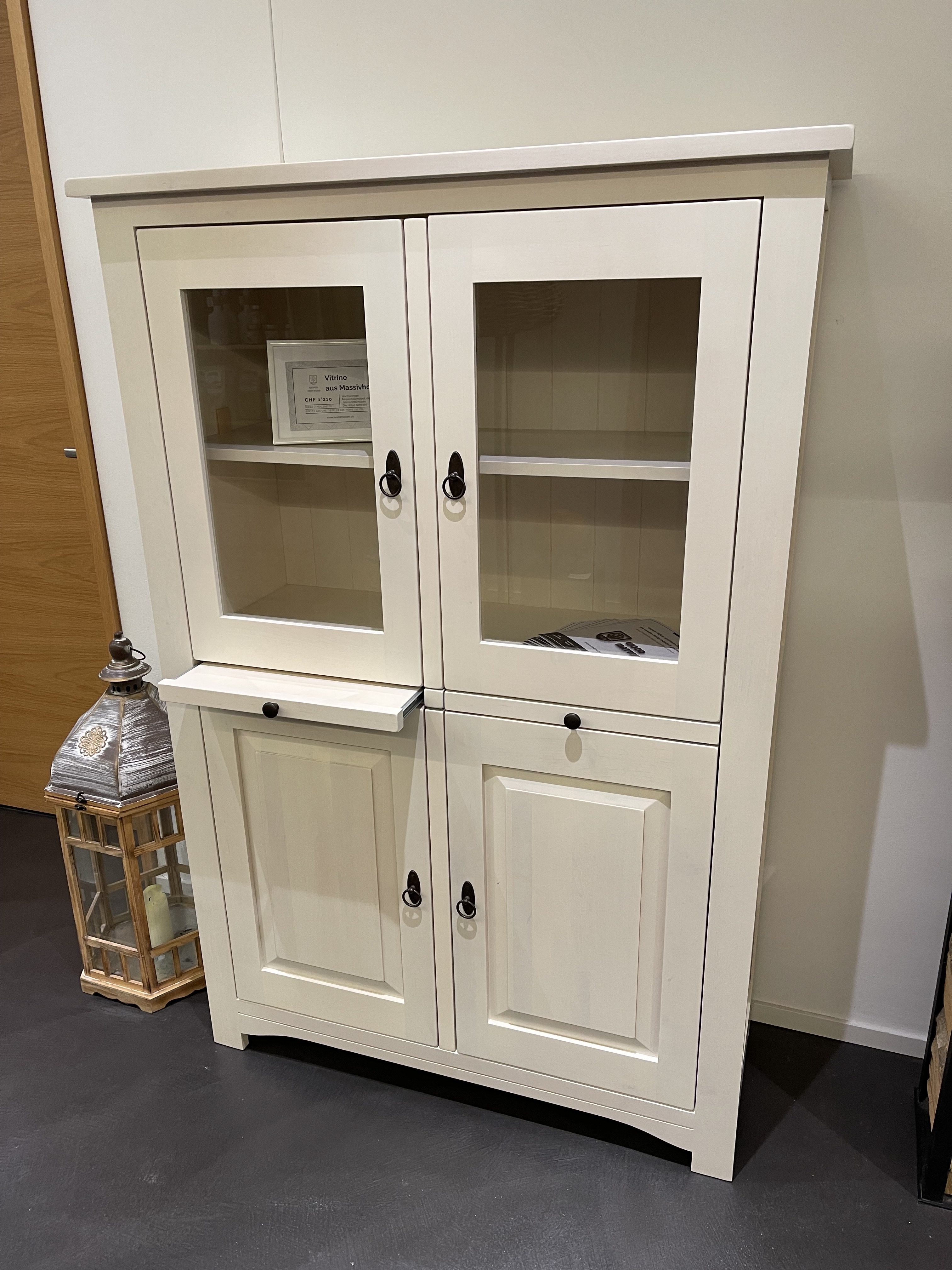 Vitrine aus Massivholz