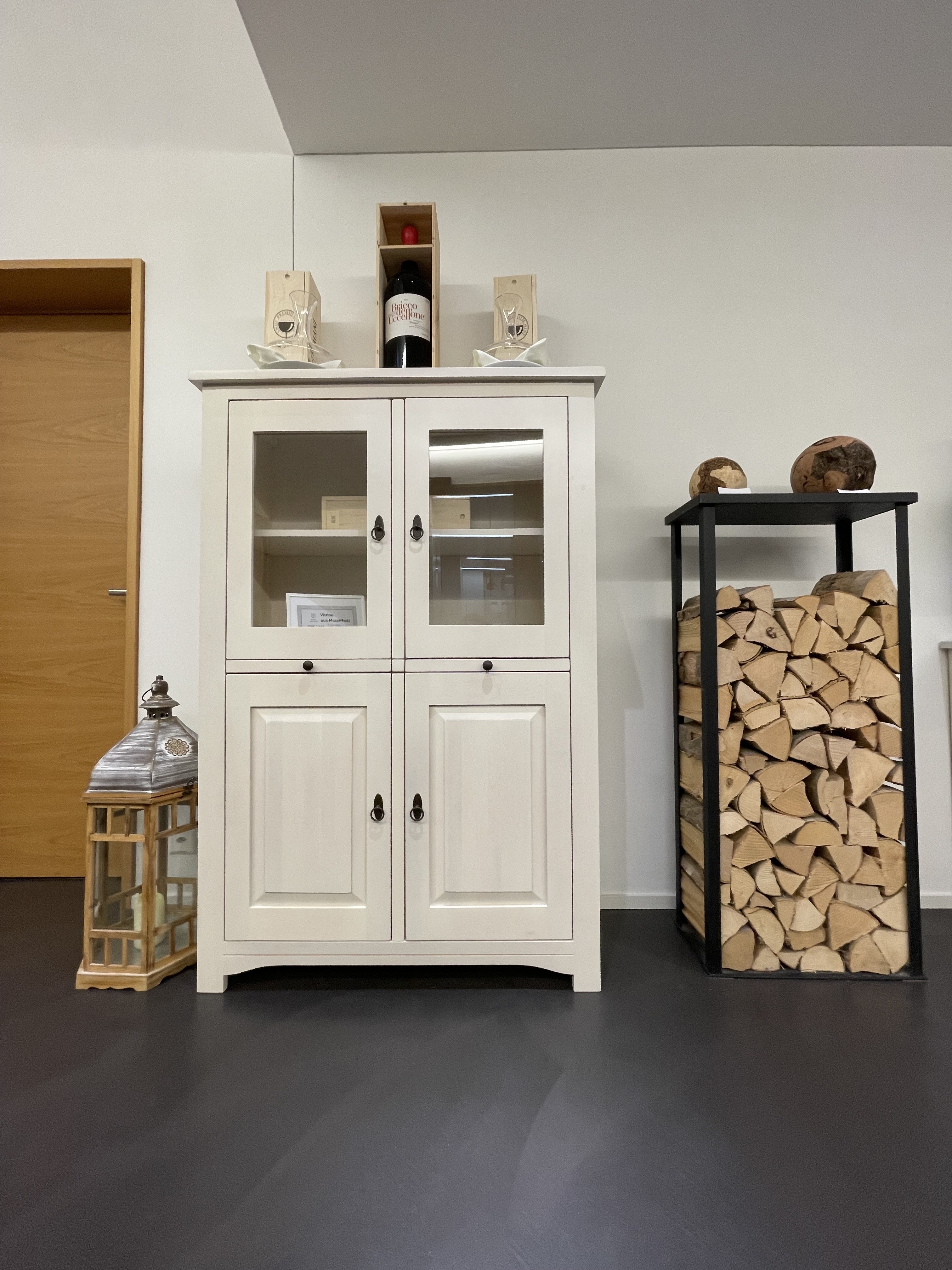 Vitrine aus Massivholz